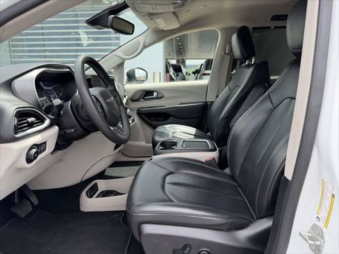 Used 2023 Chrysler Pacifica Touring-L FWD image 19