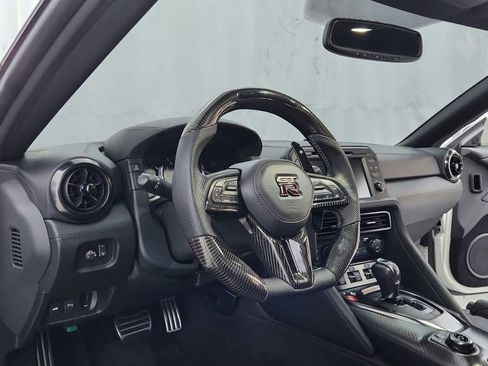 Used 2019 Nissan GT-R AWD/4WD image 17
