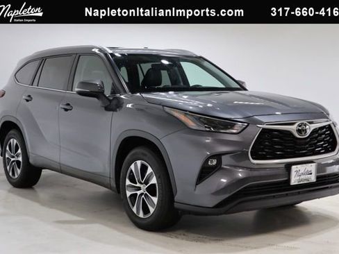 Used 2023 Toyota Highlander XLE image 1
