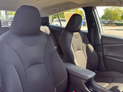Used 2019 Toyota Prius LE AWD/4WD image 17