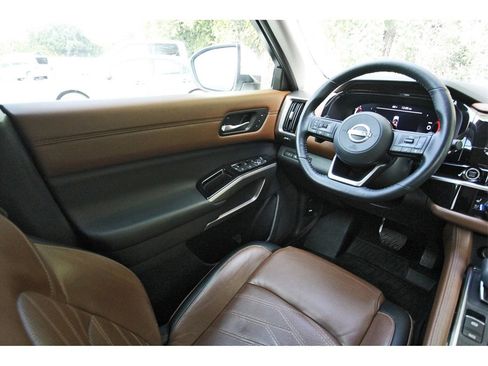 Used 2022 Nissan Pathfinder Platinum w/ Cargo Package image 8