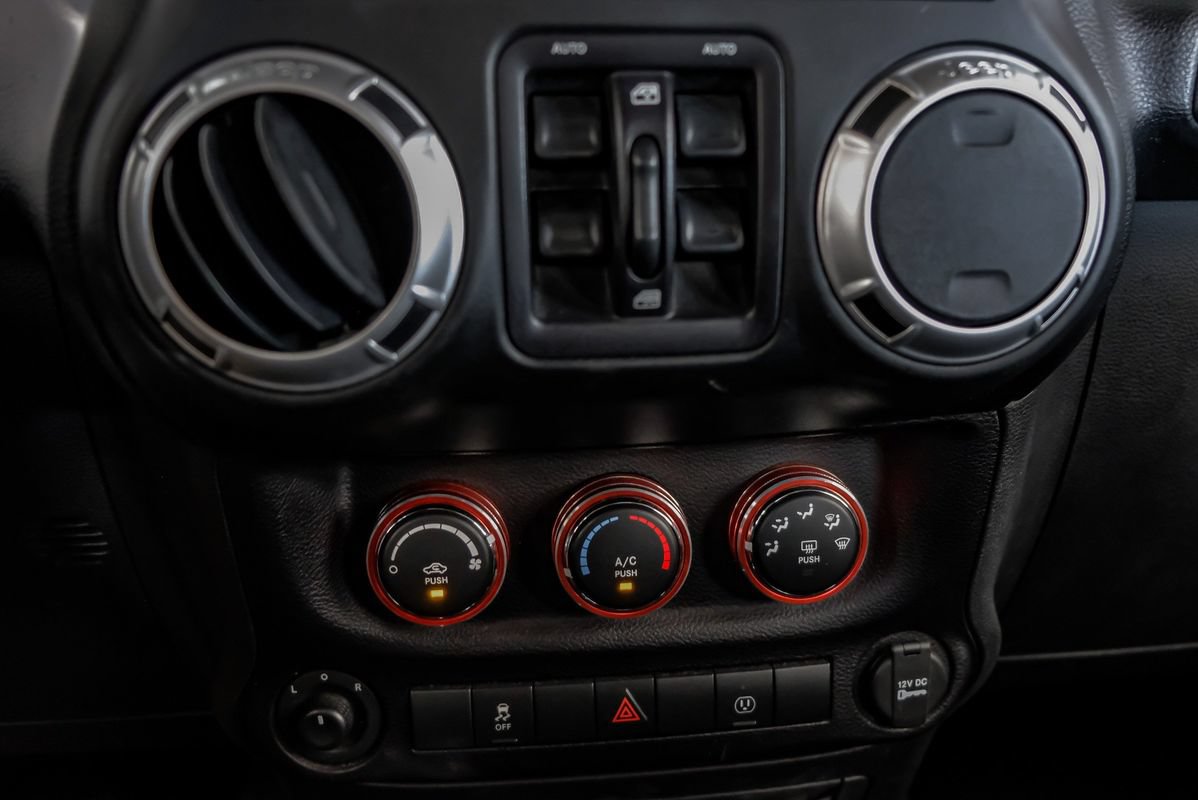 Used 2016 Jeep Wrangler Unlimited Sahara w/ Connectivity Group AWD/4WD image 25