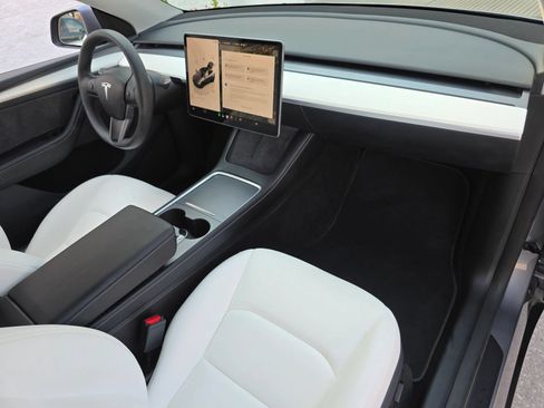 Used 2024 Tesla Model Y Long Range RWD image 28