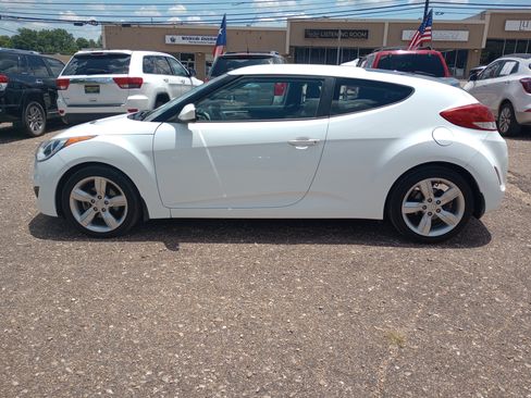 Used 2015 Hyundai Veloster FWD image 4
