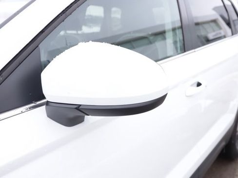 Used 2025 Volkswagen Taos SE image 10