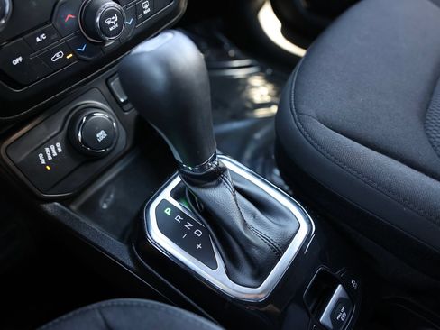 Used 2022 Jeep Renegade Altitude w/ Convenience Group AWD/4WD image 31