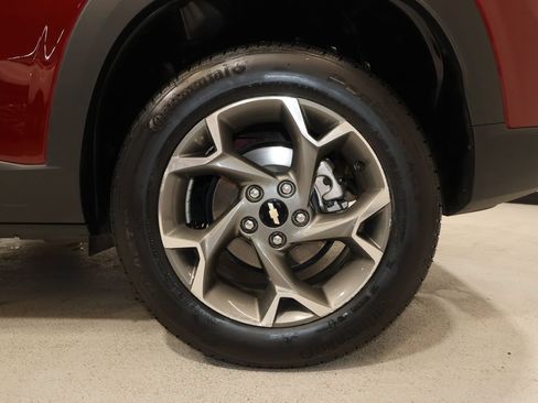 Certified 2025 Chevrolet Trax LT FWD image 32