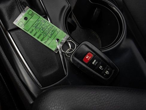 Used 2019 Toyota Camry SE w/ Convenience Package image 29