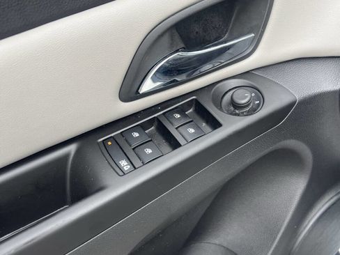 Used 2013 Chevrolet Cruze LS image 6