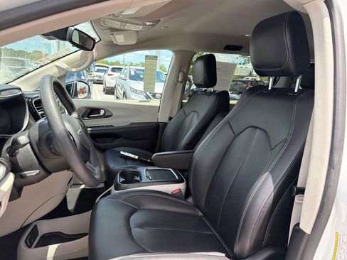 Used 2024 Chrysler Pacifica Limited FWD image 16