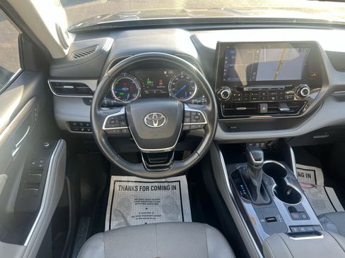 Used 2022 Toyota Highlander Limited image 2