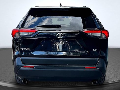 Used 2021 Toyota RAV4 LE FWD image 4