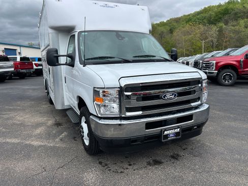 New 2027 Ford E-350 and Econoline 350 Super Duty w/ Interior Upgrade Package RWD image 19