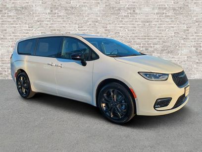New 2026 Chrysler Pacifica Select