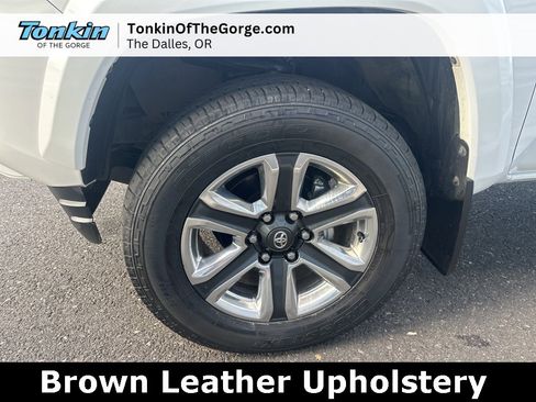 Used 2016 Toyota Tacoma Limited image 13