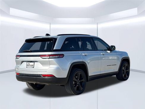 Used 2023 Jeep Grand Cherokee Altitude AWD/4WD image 8