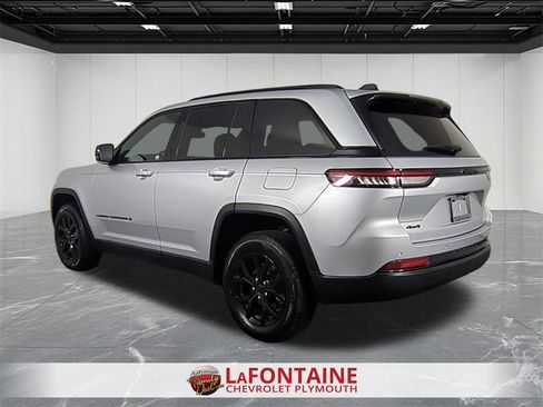 Used 2024 Jeep Grand Cherokee Altitude image 6