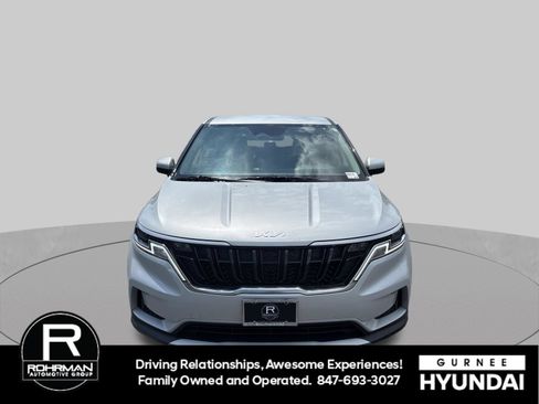 Used 2023 Kia Carnival LX FWD image 3