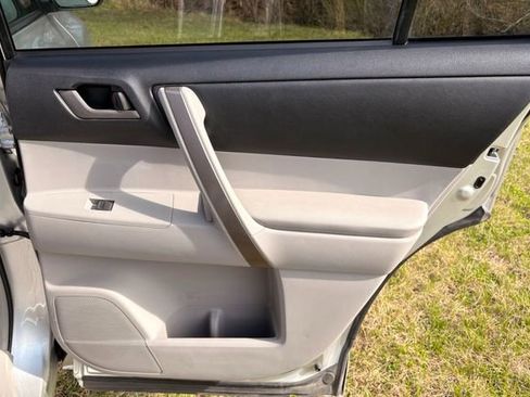 Used 2010 Toyota Highlander SE image 23