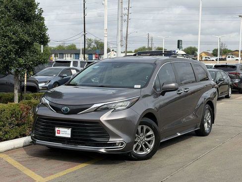 Certified 2022 Toyota Sienna XLE image 2