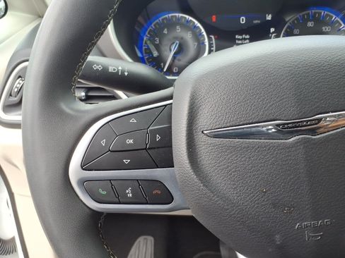 Used 2023 Chrysler Pacifica Touring-L FWD image 11