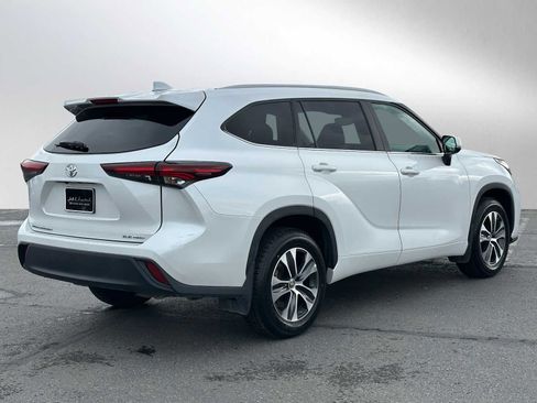 Used 2024 Toyota Highlander LE image 7