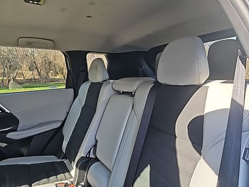 Used 2025 Mitsubishi Outlander SE image 13