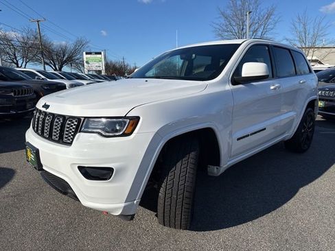 Used 2022 Jeep Grand Cherokee Laredo X image 3