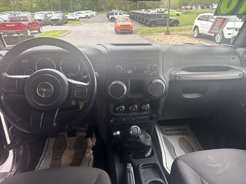 Used 2016 Jeep Wrangler Unlimited Sport w/ Connectivity Group AWD/4WD image 27
