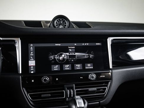 Certified 2023 Porsche Macan AWD/4WD image 18