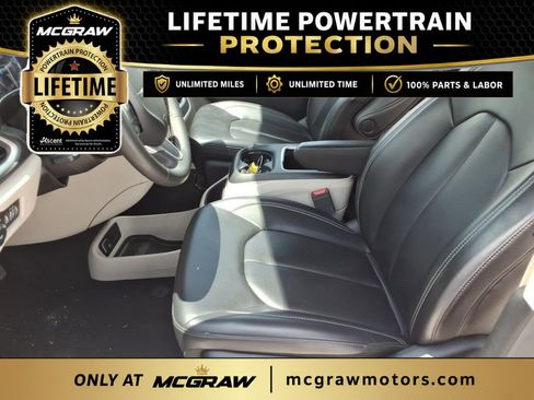 Used 2023 Chrysler Pacifica Touring-L FWD image 11
