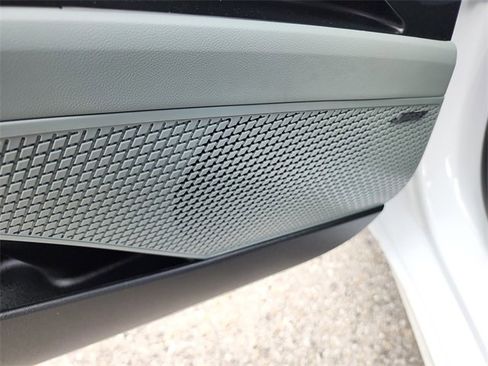 New 2025 Hyundai Elantra Limited image 17