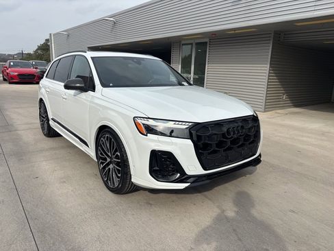 Used 2025 Audi SQ7 Prestige w/ Prestige Package image 3