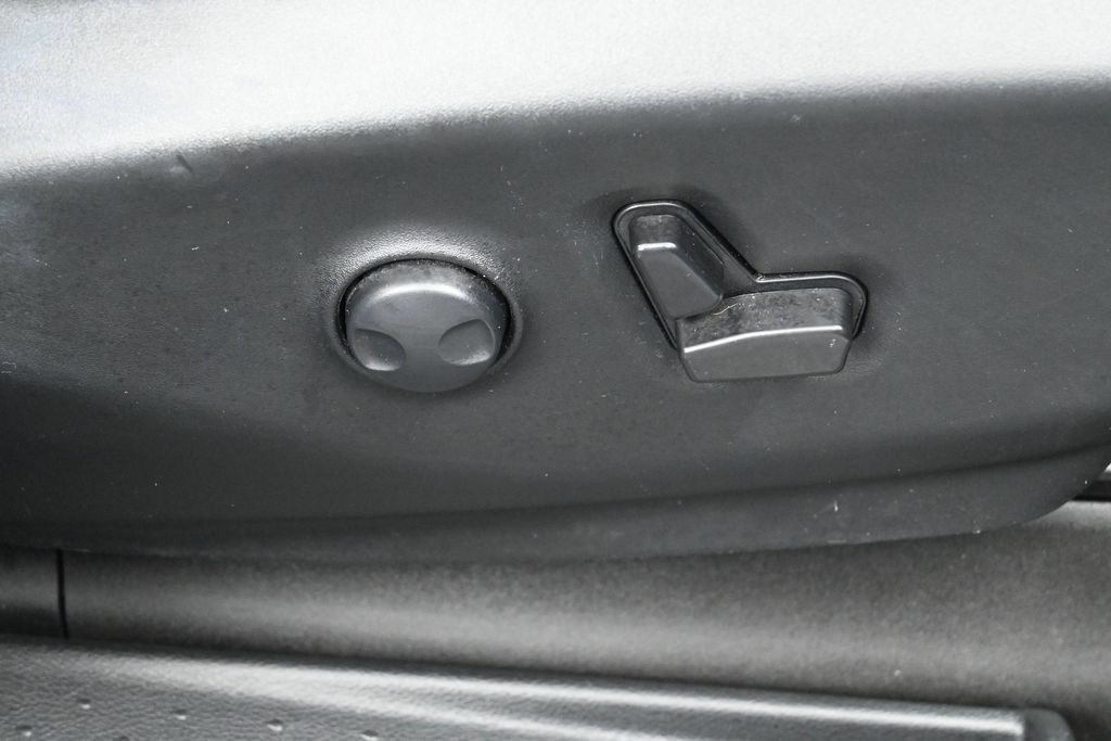 Used 2025 Chrysler Pacifica Limited FWD image 37