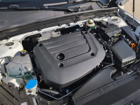 New 2025 Volvo XC40 B5 Ultra w/ Climate Package image 28