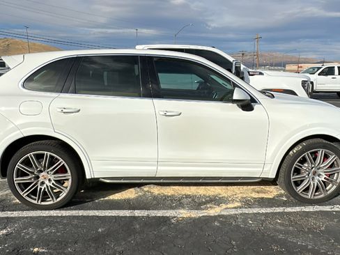 Used 2014 Porsche Cayenne Turbo image 2
