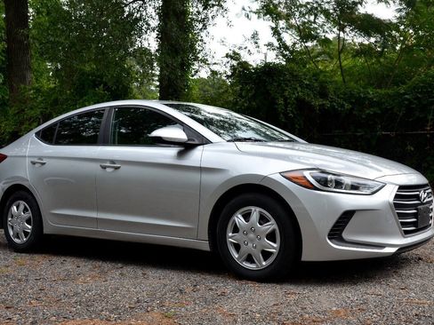 Used 2018 Hyundai Elantra SE FWD image 5
