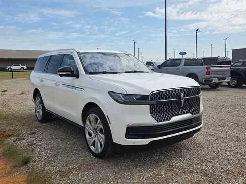 Used 2025 Lincoln Navigator Reserve AWD/4WD image 7