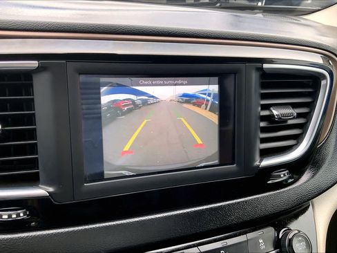 Used 2019 Chrysler Pacifica Touring-L image 25