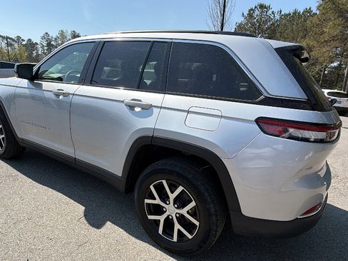 Used 2024 Jeep Grand Cherokee Limited w/ Luxury Tech Group II image 10