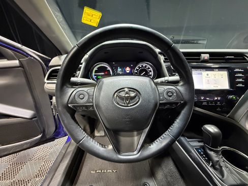 Used 2018 Toyota Camry XLE image 9