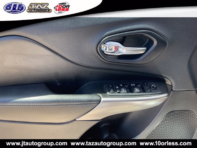 Used 2019 Jeep Cherokee Latitude w/ Popular Appearance Group FWD image 11