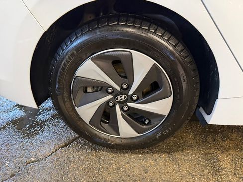 Used 2018 Hyundai Ioniq SEL image 27