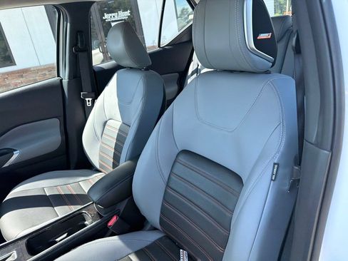 Used 2023 Nissan Kicks SR w/ SR Premium Package FWD image 3