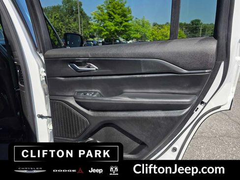 Used 2024 Jeep Grand Cherokee L Altitude AWD/4WD image 18