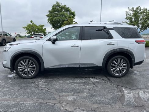 Used 2023 Nissan Pathfinder SL w/ SL Premium Package AWD/4WD image 9