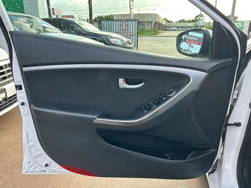 Used 2017 Hyundai Elantra GT FWD image 12