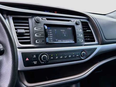 Used 2019 Toyota Highlander LE FWD image 26