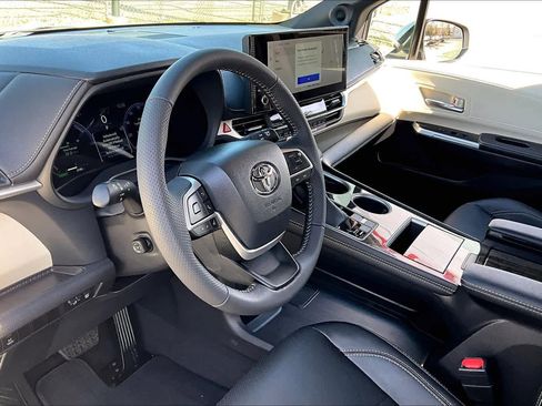 Certified 2026 Toyota Sienna Limited image 17