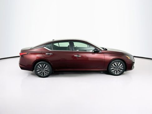 Used 2025 Nissan Altima 2.5 SV FWD image 10
